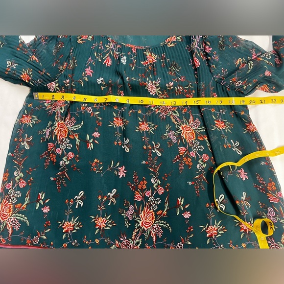 MAX STUIO Hunter green floral sheer sleeve blouse size M. - Picture 12 of 13